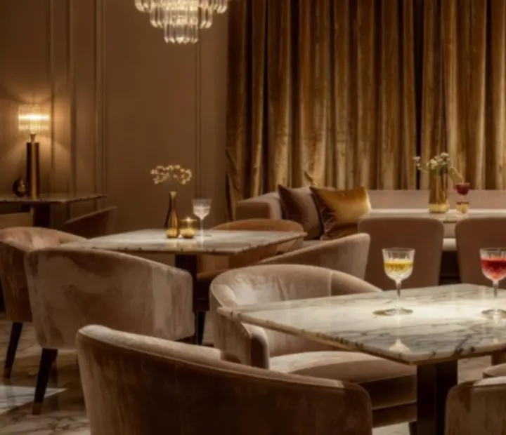 Exkluzív VIP Lounge kristálycsillárokkal, meleg fényekkel és luxus enteriőrrel.